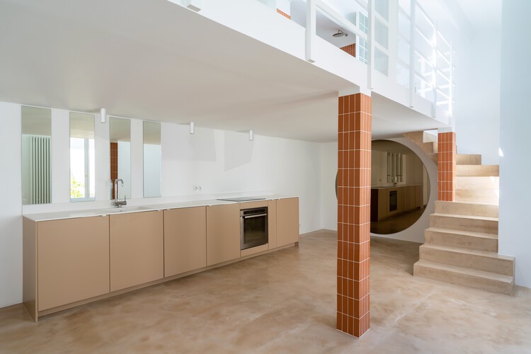 Petit Gervais Duplex / AJAR - Фотография интерьера, кухня, окна, столешница