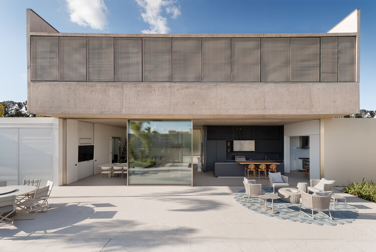 FG House / Caracho Arquitetos - Фотография Экстерьера, Фасад, Бетон, Окна