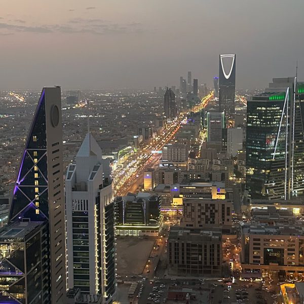 Foster + Partners проектирует двухкилометровый небоскреб в Саудовской Аравии