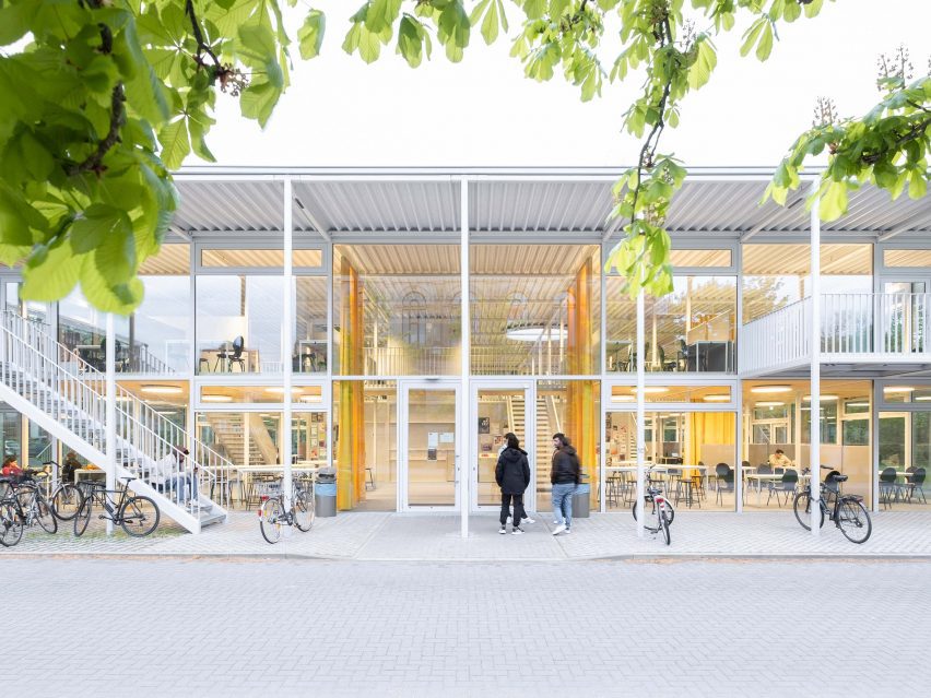 Стеклянный фасад Учебного павильона Брауншвейгского технического университета работы Густава Дюзинга и Макса Хаке в Германии.