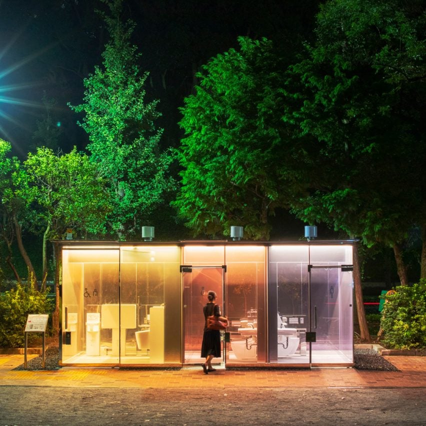 Общественные туалеты в токийском мини-парке Ёёги Фукамати и общественном парке Хару-но-Огава, автор Сигэру Бан для проекта «Токийский туалет»