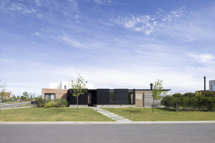 J House / Pirca Arquitectura — Изображение 1 из 34