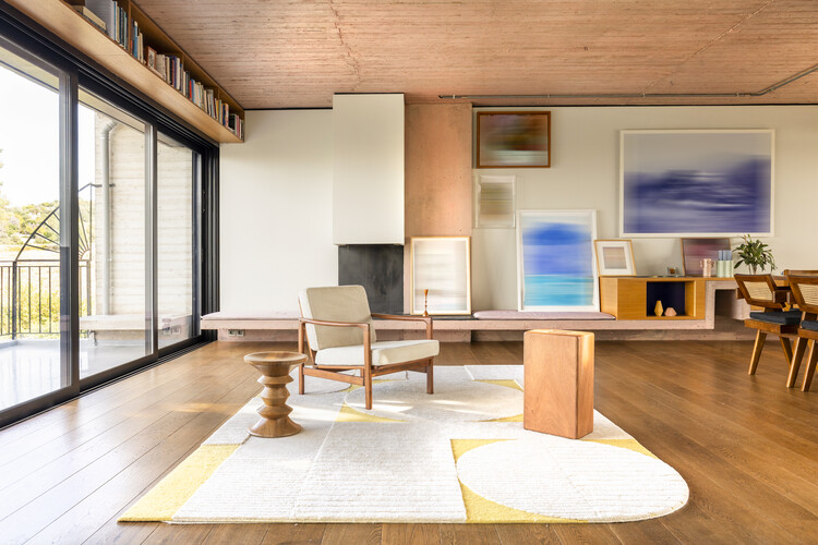 Olivier Apartment / AKA - Фотография интерьера, стол, стул