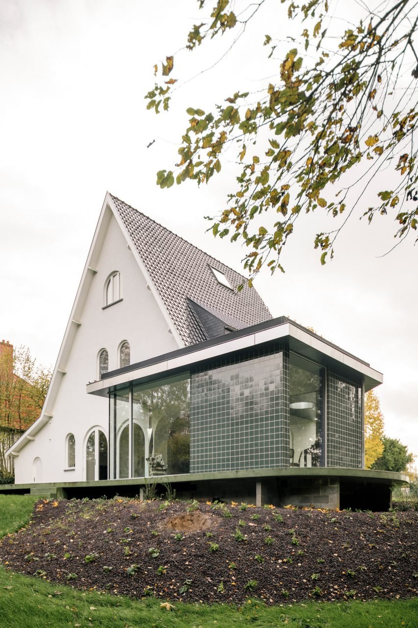 Пристройка дома с зеленой плиткой в ​​Бельгии от Madam Architectuur