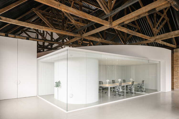 Мебельная студия Wentz / Marina Miot Arquitetura - Фотография интерьера, кухня, стол, стул, балка