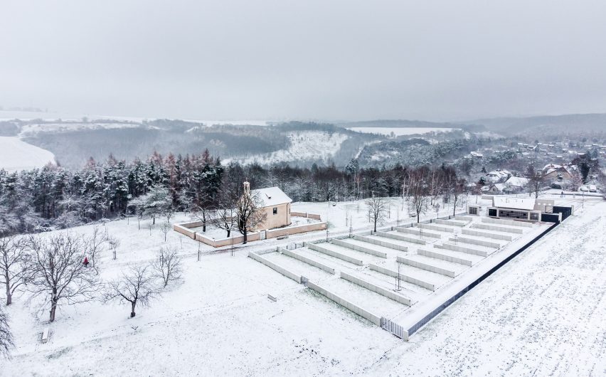 Вид с воздуха на Садовое кладбище от Объектора недалеко от Праги