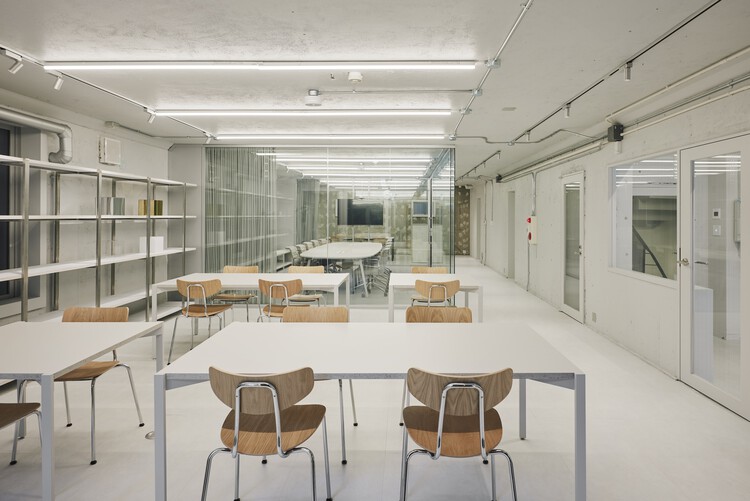 Офис KYOYA / САКУМАЭСИМА - Фотография интерьера, стол, стул, стеллажи