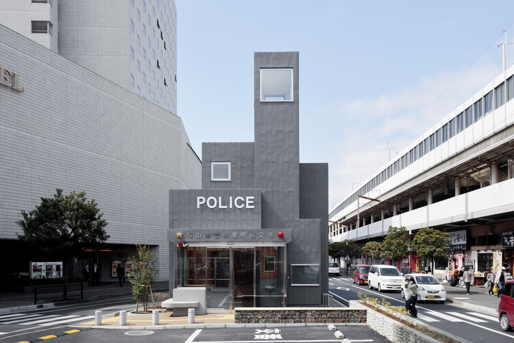 Полицейский участок Фукуяма Хигаси Экимаэ КОБАН / Архитектурная лаборатория Мэгуро — фотография экстерьера, фасад, окна