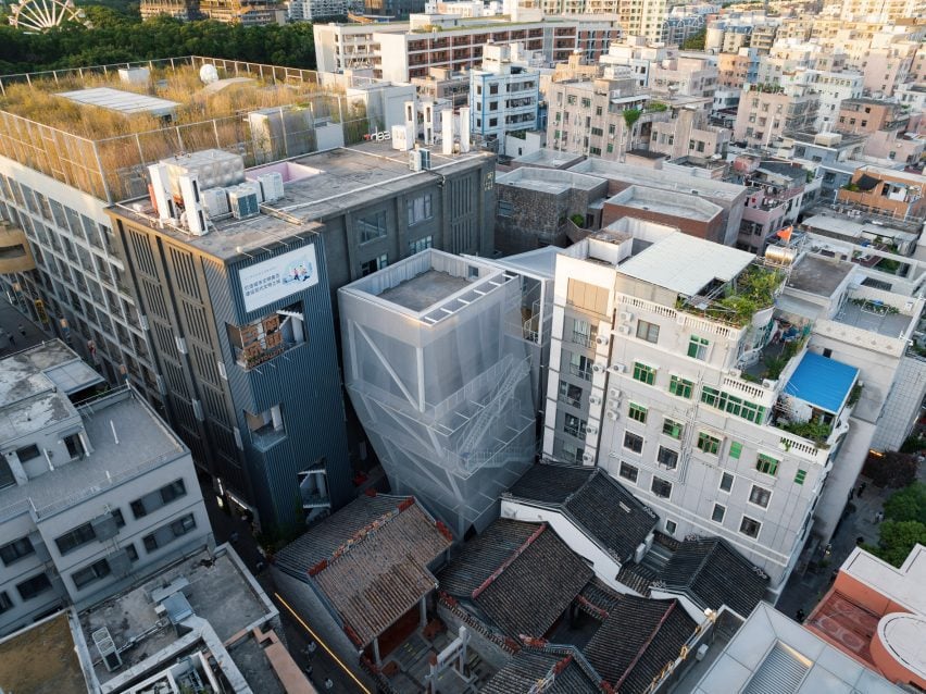 Вид с воздуха на павильон In Between от бюро Trace Architecture в Китае.
