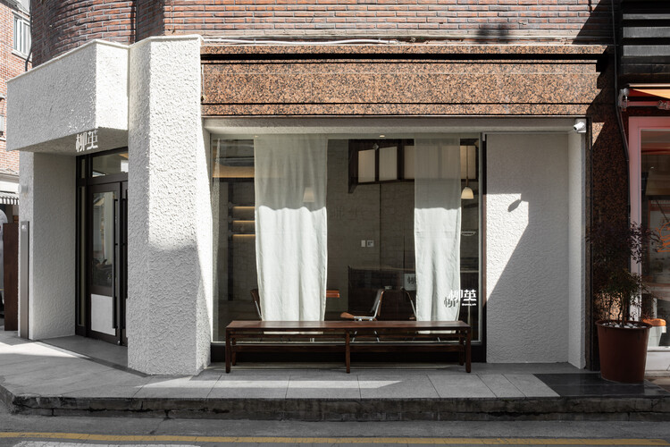 UYOUNG Cafe / DEEF - Фотография интерьера, окна, фасад, колонна