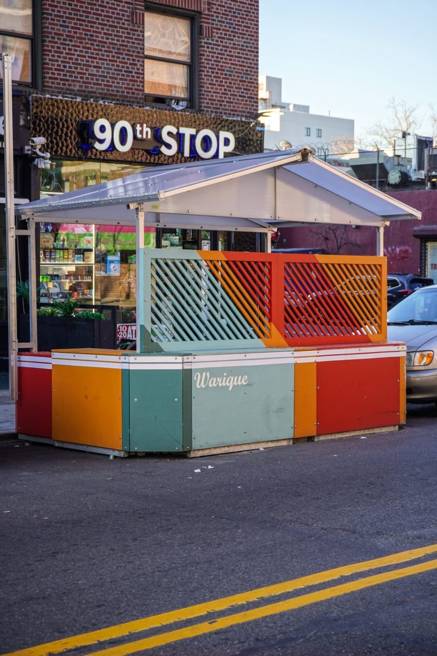 Цветной обеденный павильон в Нью-Йорке с магазином на заднем плане