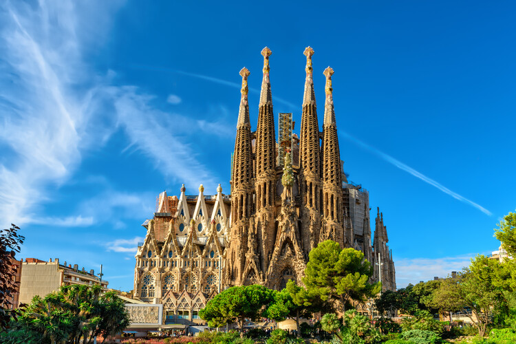 Знаменитый храм Святого Семейства Барселоны будет завершен в 2026 году — изображение 1 из 11