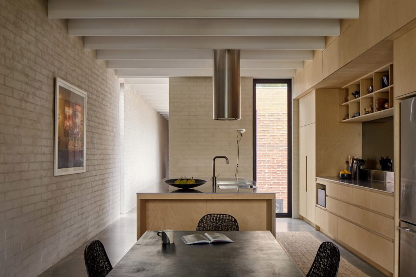 Кухня и интерьер The Brick House от Studio Roam в Перте