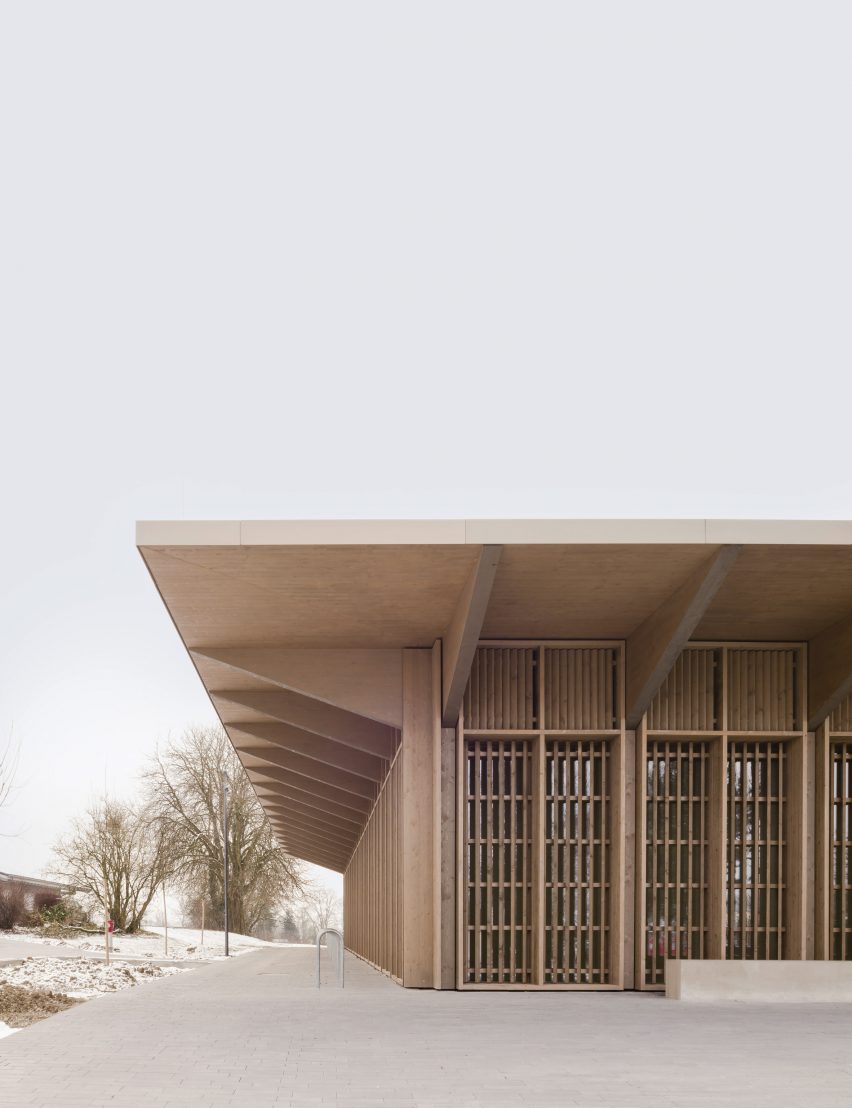 Многоцелевой деревянный зал в Германии от Steimle Architekten