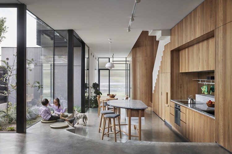 Lang 靚 Дом / Austin Maynard Architects — Фотография интерьера, кухня, стол, столешница, стул