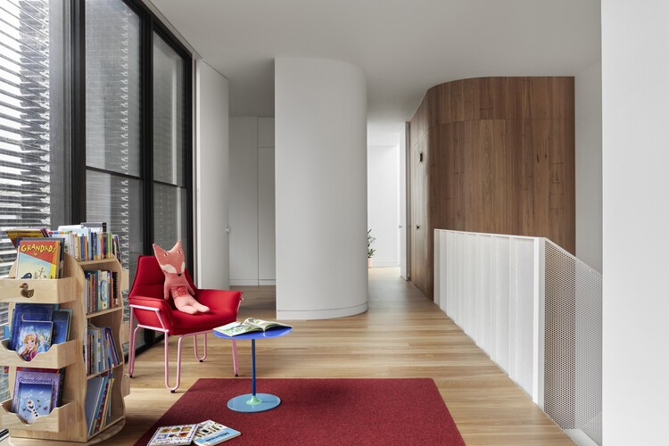 Lang 靚 House / Austin Maynard Architects — Фотография интерьера, окна, стул