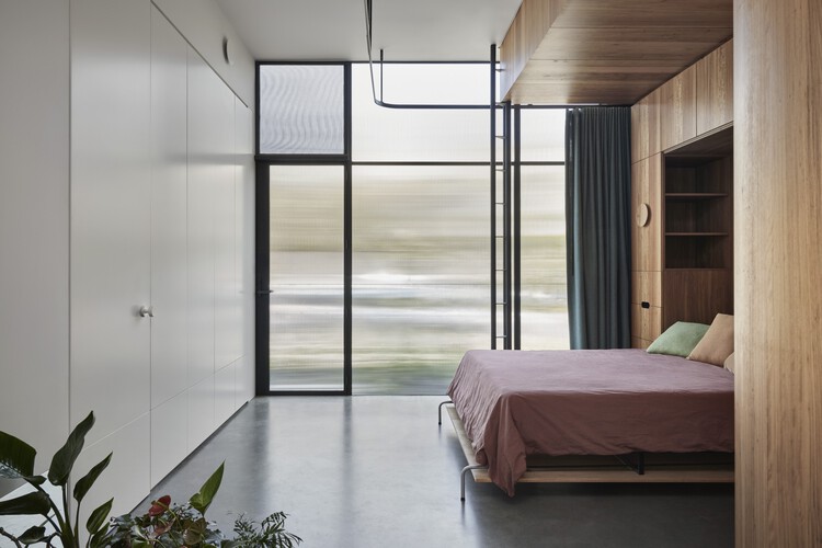 Дом Lang 靚 / Austin Maynard Architects — Фотография интерьера, спальни, кровати