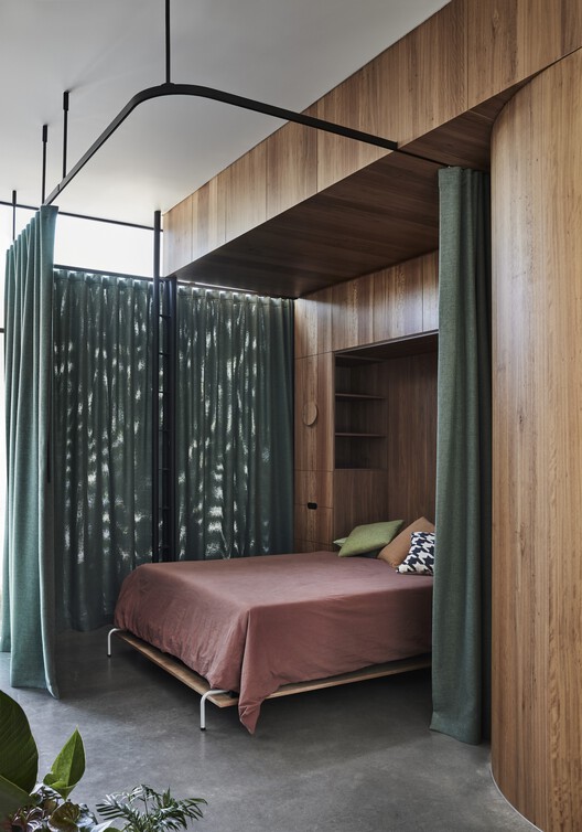 Дом Lang 靚 / Austin Maynard Architects — Фотография интерьера, спальни, кровати