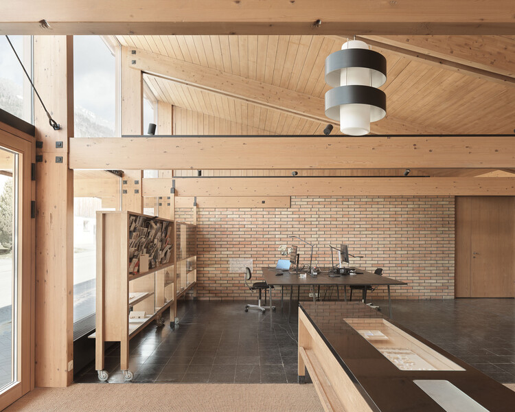 Ревитализация Kriechere 70 / Innauer-Matt Architekten - Фотография интерьера, кухня, столешница, окна, балка