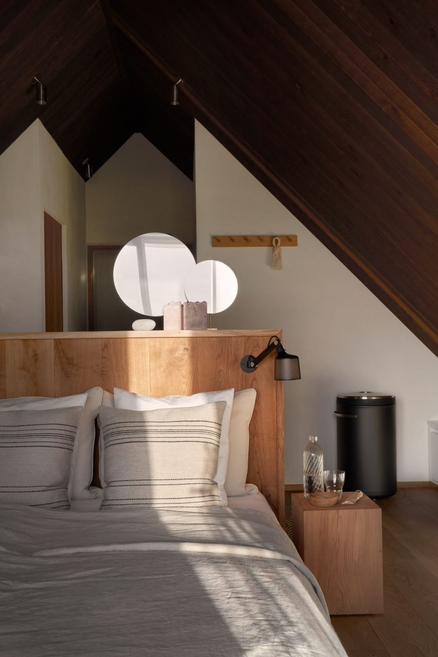 Деревянная кровать и фронтон в гостевом доме Vipp Cold Hawaii от Хана Лавсена в Дании