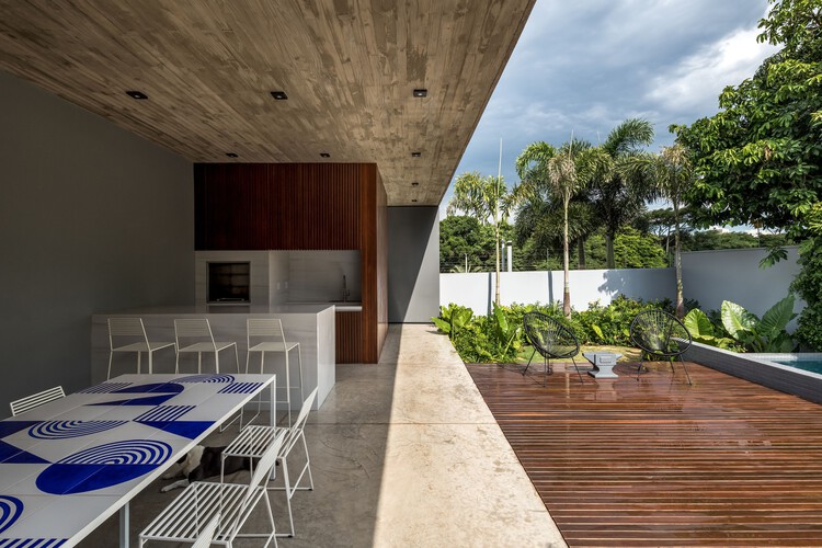 Spring House / Salamanca Arquitetos - Фотография интерьера, кухня, стол, стул