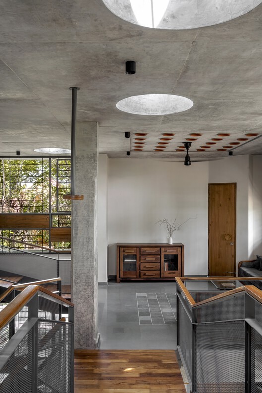 Дом Терра Кота / Terra Firma Architects - Фотография интерьера, кухня, стол, балка, окна
