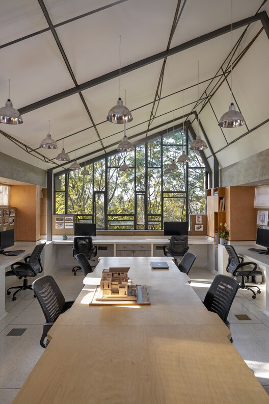 Дом Терра Кота / Terra Firma Architects - Фотография интерьера, стол, стул, окна, балка