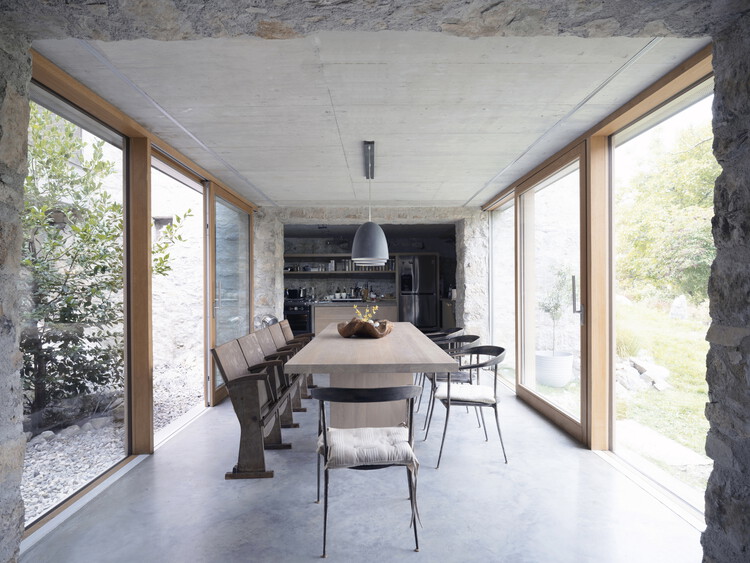 Особняк Канальски Лом / OFIS Architects - Фотография интерьера, стол, балка, окна