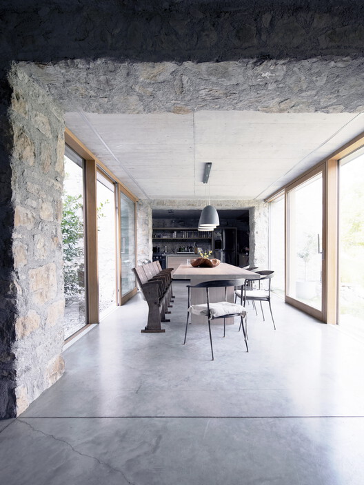 Особняк Канальски Лом / OFIS Architects - Фотография интерьера, кухня, стол, стул, балка