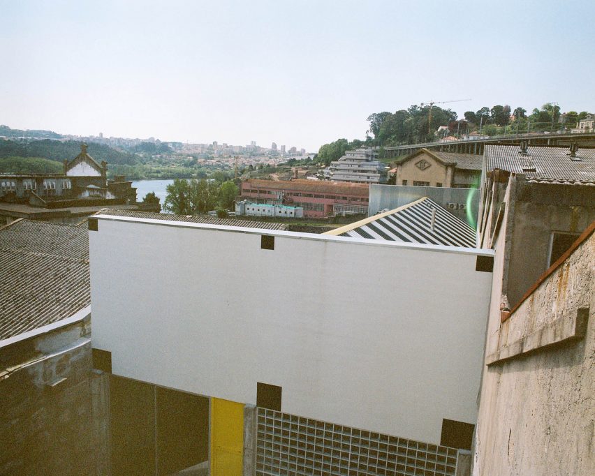 Двускатная крыша и фасад Многоликого Дома от Fala Atelier в Порту