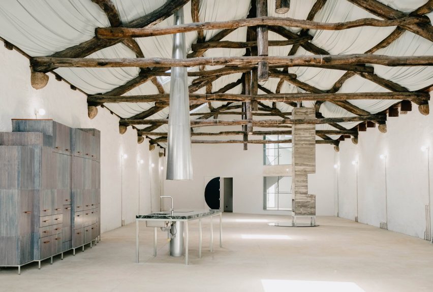 Внутренние балки и потолок Многоликого Дома от Fala Atelier в Порту
