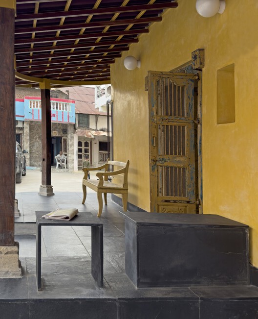 Резиденция Apdu 'Gaam nu Ghar' / Доро - Фотография интерьера, балка, колонна