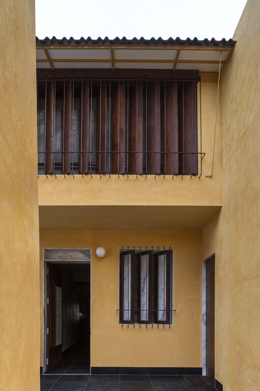 Резиденция Apdu 'Gaam nu Ghar' / Доро - Фотография интерьера, окон, фасада