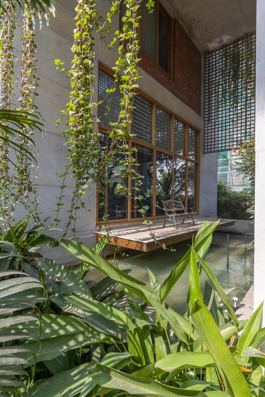 Ahsan Residence / Ground One - Фотография интерьера, окон, фасада, сада