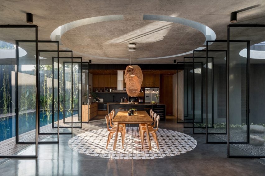 Обеденная зона в Halo House от Tamara Wibowo Architects