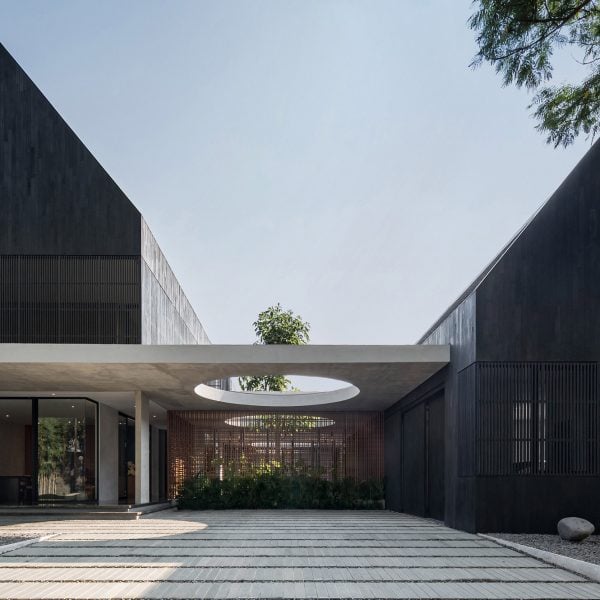 Световые люки в форме ореола освещают дом от Tamara Wibowo Architects