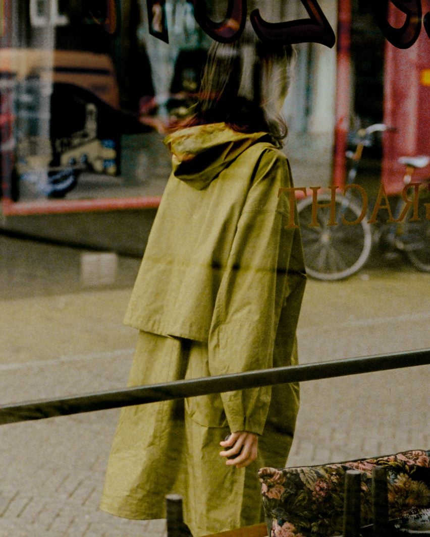 Фотография женщины, смотрящей вперед и идущей, держа в одной руке устройство Terra от Panter & Tourron и Modem Works Design. 