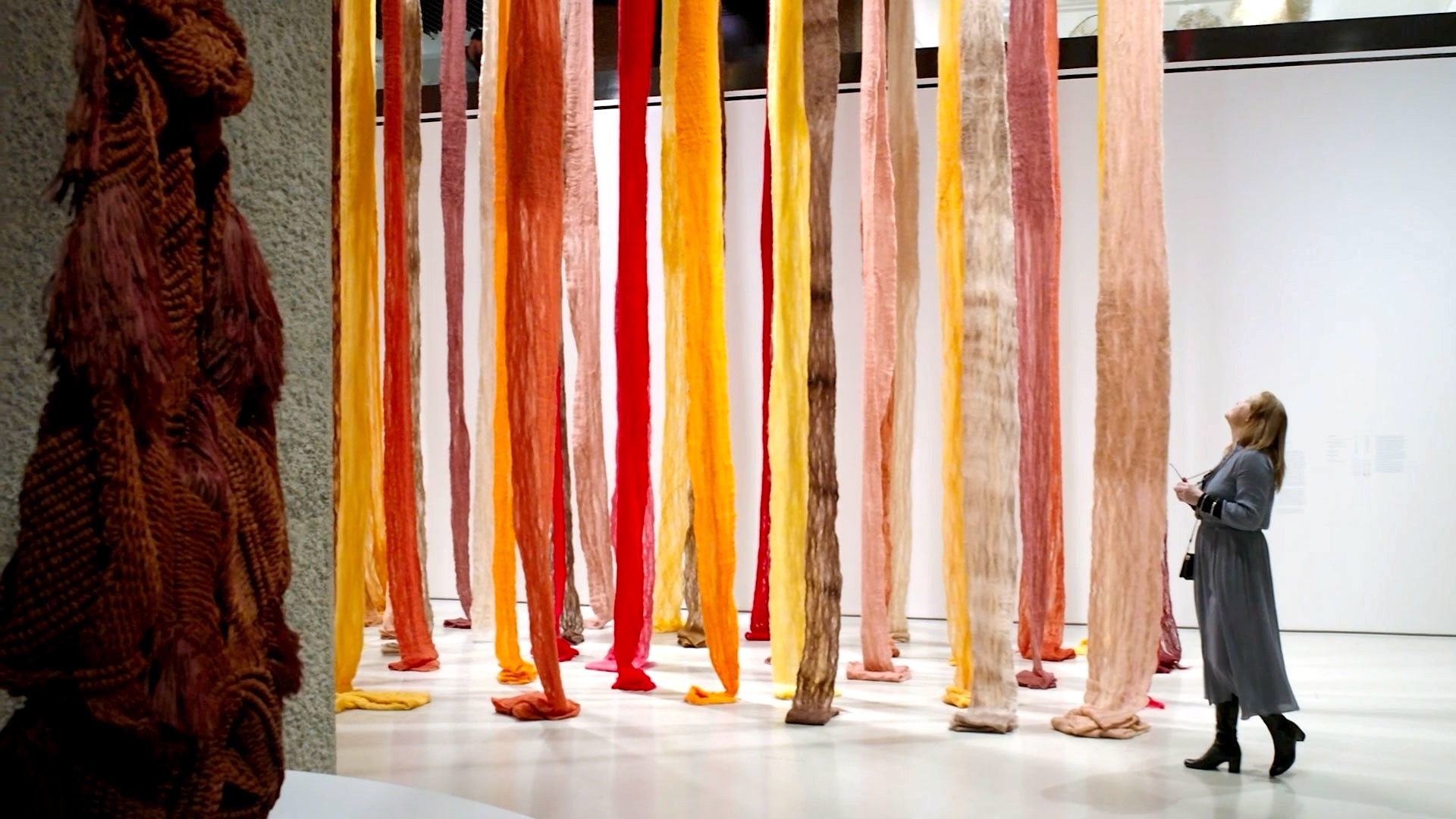 Выставка Barbican’s Unravel исследует подрывную силу текстиля