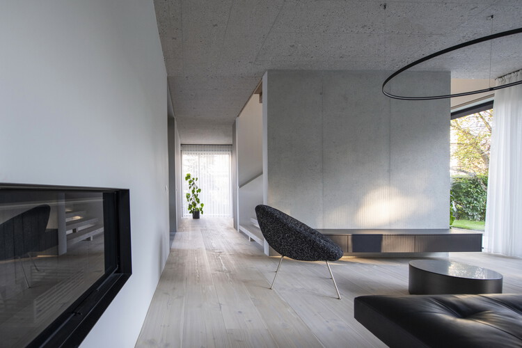 Каркасный дом / OFIS Architects - Фотография интерьера гостиной