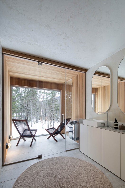 Дом в деревенском стиле / Maurice Martel Architecte — фотография интерьера, кухня, стул, окна