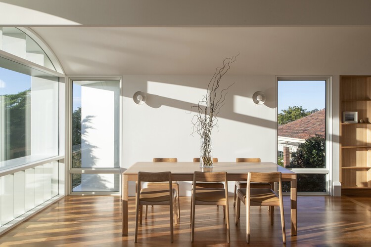 Lanoma Residence / Licht Architecture - Фотография интерьера, стол, стул, окна