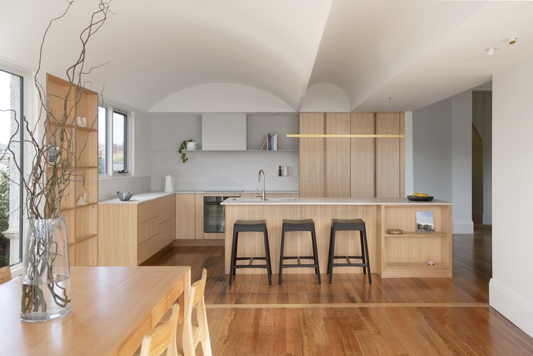 Lanoma Residence / Licht Architecture - Фотография интерьера, кухня, столешница, стол, стул