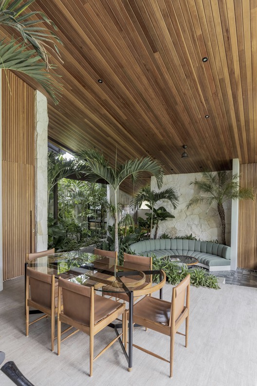 Cala Blanca Bali House / Biombo Architects - Фотография интерьера, стол, стул, балка