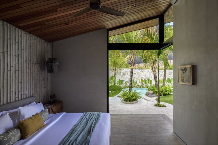 Cala Blanca Bali House / Biombo Architects — Фотография интерьера, спальня, балка, кровать, стул