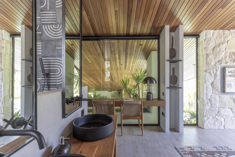 Cala Blanca Bali House / Biombo Architects - Фотография интерьера, дерево, стол, стул