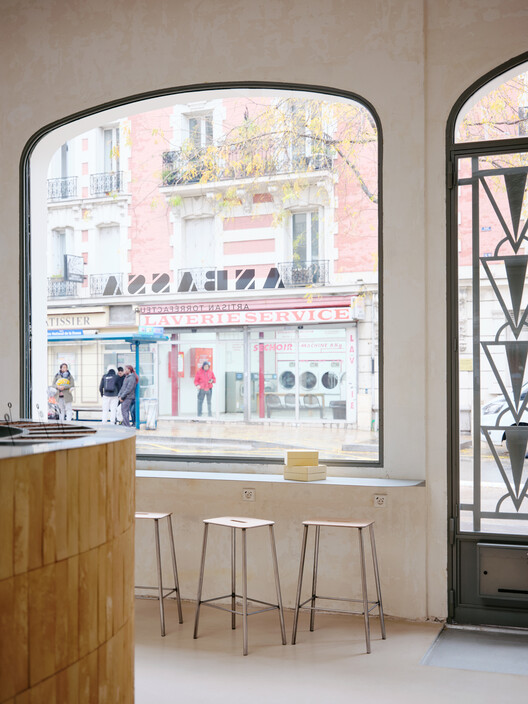 Кофейня АНБАССА / ВЕСЛО / Офис Абрами Рохас - Фотография интерьера, кухня, окна, стол, стул