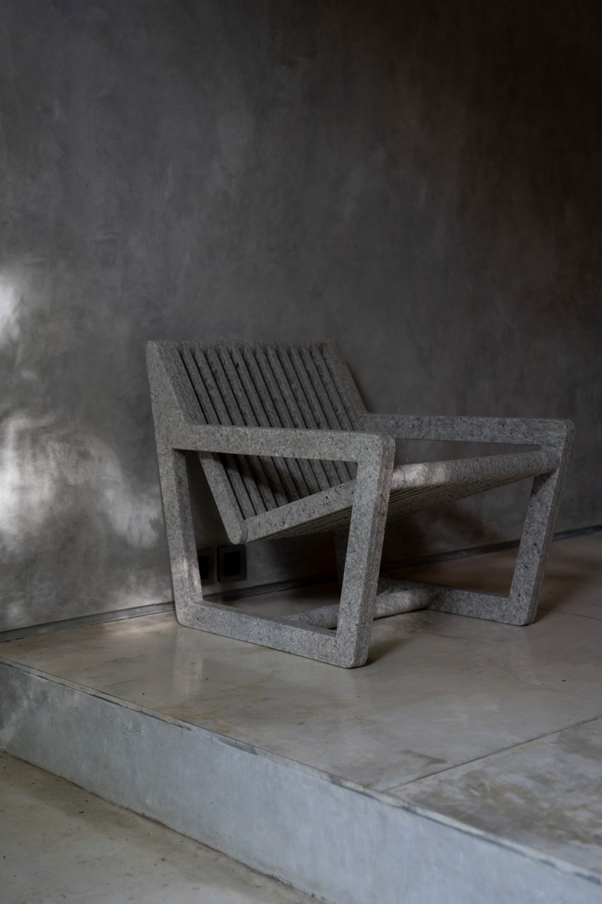 Белый стул от Sungai Design на бетонном фоне