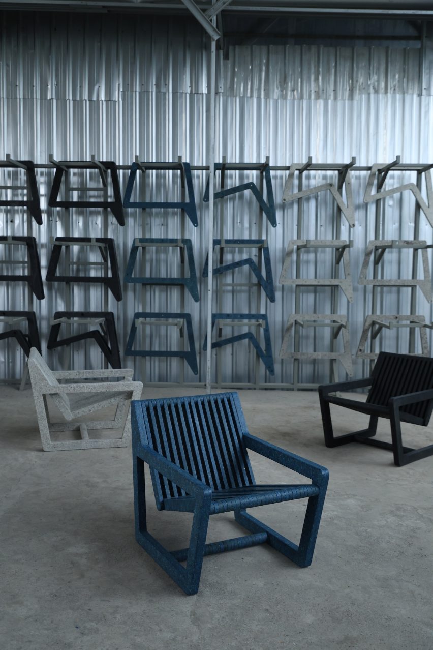Белые, синие и черные стулья Ombak с подлокотниками от Sungai Design