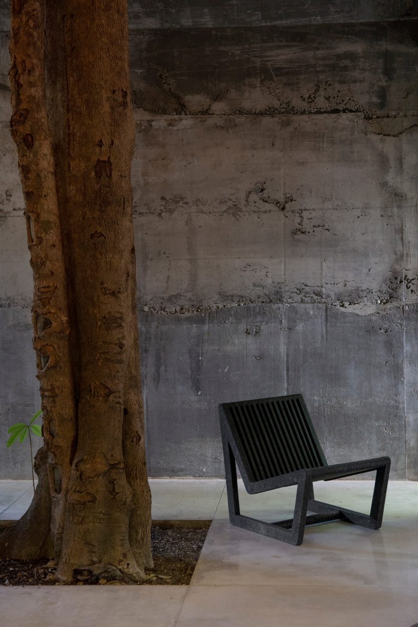 Черный стул от Sungai Design рядом с деревом