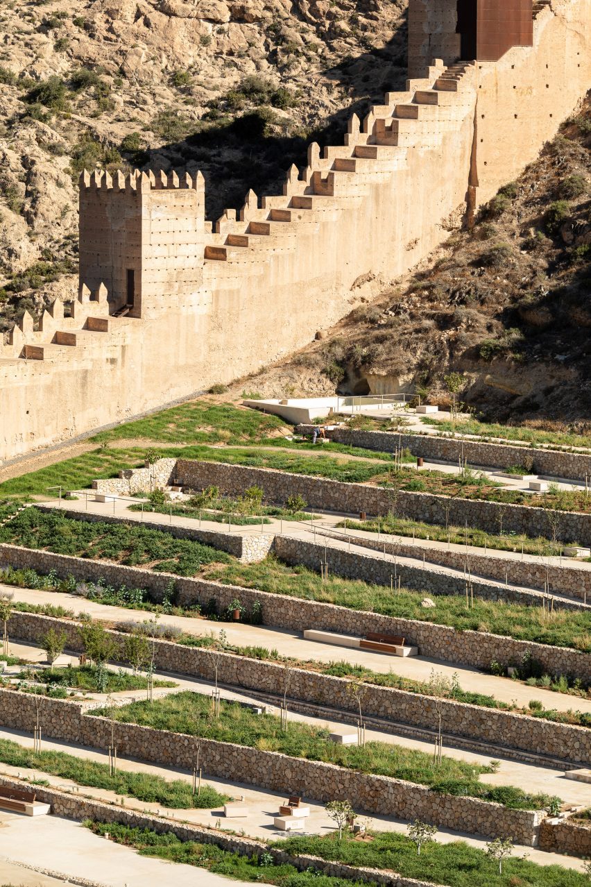 Вид на ступени и дорожки через парк Ла Хойя в Испании